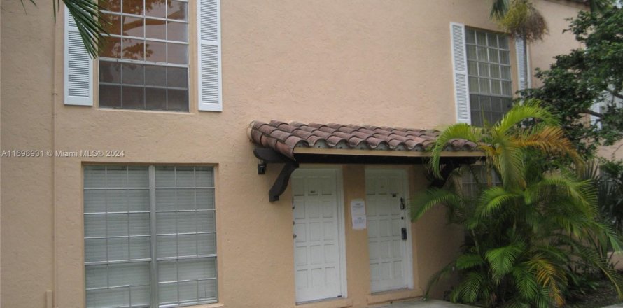Townhouse in Miami, Florida 2 bedrooms, 111.95 sq.m. № 1455458