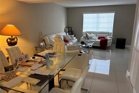 Townhouse in Miami, Florida 2 bedrooms, 111.95 sq.m. № 1455458 - photo 9