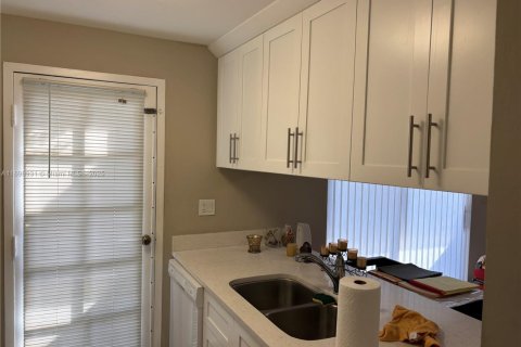 Townhouse in Miami, Florida 2 bedrooms, 111.95 sq.m. № 1455458 - photo 3