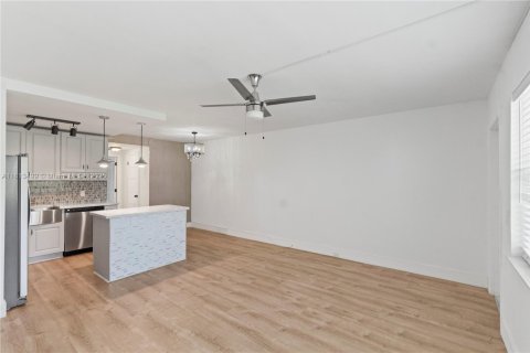 Condo in Deerfield Beach, Florida, 1 bedroom  № 1761712 - photo 9