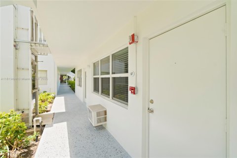 Condo in Deerfield Beach, Florida, 1 bedroom  № 1761712 - photo 23