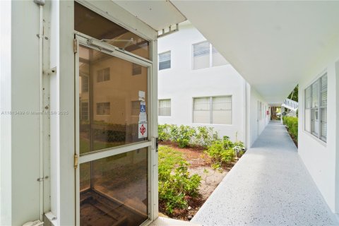 Condo in Deerfield Beach, Florida, 1 bedroom  № 1761712 - photo 25