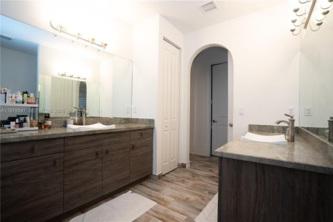 Villa ou maison à louer à Pembroke Pines, Floride: 4 chambres, 236.06 m2 № 2055294 - photo 20