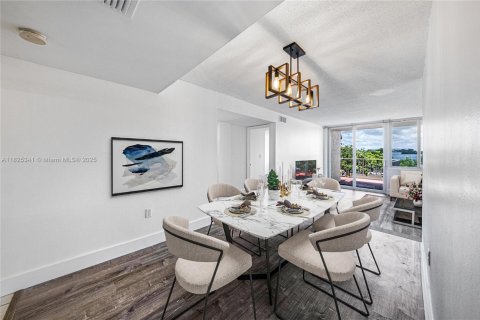 Condo in Miami, Florida, 3 bedrooms  № 1792631 - photo 2