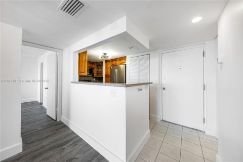 Condo in Miami, Florida, 3 bedrooms  № 1792631 - photo 10