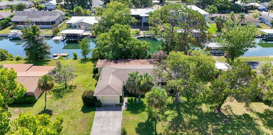 House in Crystal River, Florida 3 bedrooms, 190.26 sq.m. № 1803843