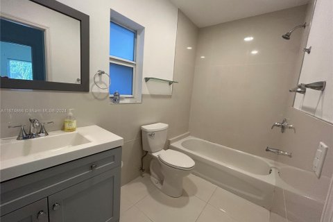 Commercial property in Miami, Florida 150.5 sq.m. № 2035529 - photo 14