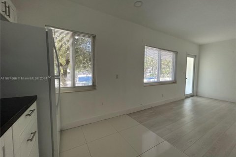 Commercial property in Miami, Florida 150.5 sq.m. № 2035529 - photo 8