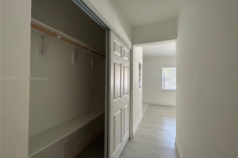 Commercial property in Miami, Florida 150.5 sq.m. № 2035529 - photo 11