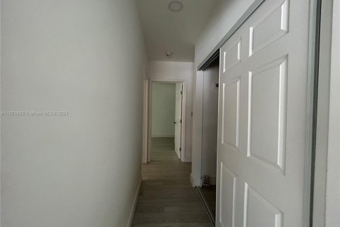 Commercial property in Miami, Florida 150.5 sq.m. № 2035529 - photo 10