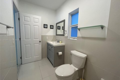 Commercial property in Miami, Florida 150.5 sq.m. № 2035529 - photo 12