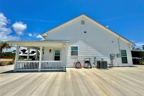 House in Eastpoint, Florida 2 bedrooms, 120.96 sq.m. № 2109900 - photo 6