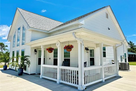 House in Eastpoint, Florida 2 bedrooms, 120.96 sq.m. № 2109900 - photo 2