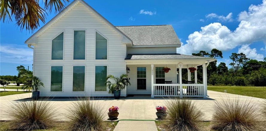 House in Eastpoint, Florida 2 bedrooms, 120.96 sq.m. № 2109900