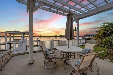 House in New Smyrna Beach, Florida 6 bedrooms, 448.44 sq.m. № 1805036 - photo 6