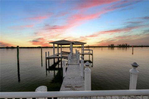 House in New Smyrna Beach, Florida 6 bedrooms, 448.44 sq.m. № 1805036 - photo 8