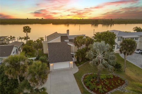 House in New Smyrna Beach, Florida 6 bedrooms, 448.44 sq.m. № 1805036 - photo 9