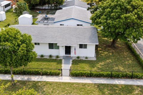 Casa en venta en North Miami Beach, Florida, 4 dormitorios, 120.77 m2 № 2377262 - foto 29