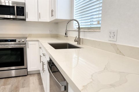 Casa en venta en North Miami Beach, Florida, 4 dormitorios, 120.77 m2 № 2377262 - foto 7
