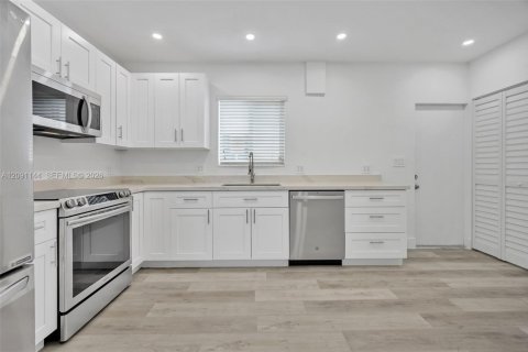 Casa en venta en North Miami Beach, Florida, 4 dormitorios, 120.77 m2 № 2377262 - foto 3