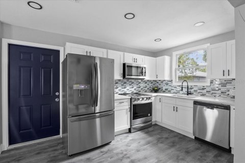 House in Sarasota, Florida 3 bedrooms, 111.48 sq.m. № 1300349 - photo 9