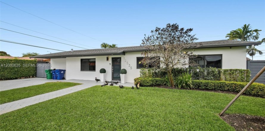 Дом в Майами, Флорида 4 спальни, 151.43м2 № 2067652