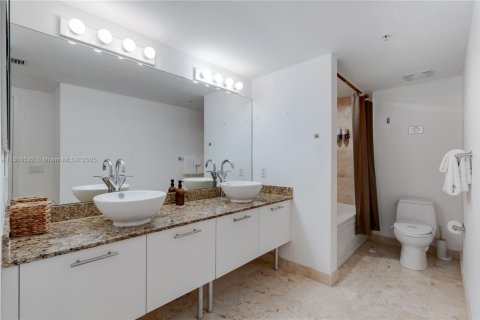 Condominio en alquiler en Miami, Florida, 2 dormitorios, 140.28 m2 № 2060057 - foto 19