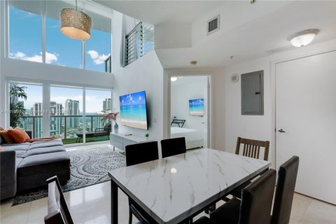 Condominio en alquiler en Miami, Florida, 2 dormitorios, 140.28 m2 № 2060057 - foto 8
