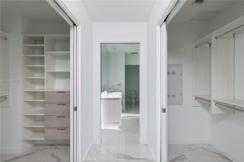 Снять в аренду кондоминиум в Майами, Флорида 3 спальни, 153.2м2, № 2026977 - фото 12