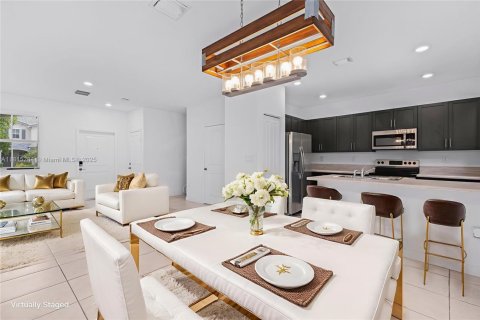 Adosado en venta en Homestead, Florida, 3 dormitorios, 123.65 m2 № 1775886 - foto 2