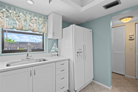 Condo in Sarasota, Florida, 2 bedrooms  № 1744112 - photo 11