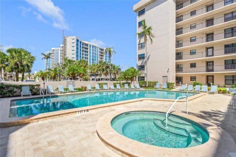 Condo in Sarasota, Florida, 2 bedrooms  № 1744112 - photo 27