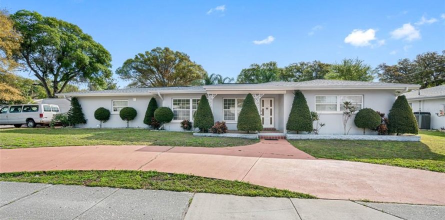House in Clearwater, Florida 3 bedrooms, 175.96 sq.m. № 1066567