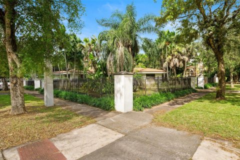 Villa ou maison à Coral Gables, Floride 4 chambres, 270.07 m2 № 2023987