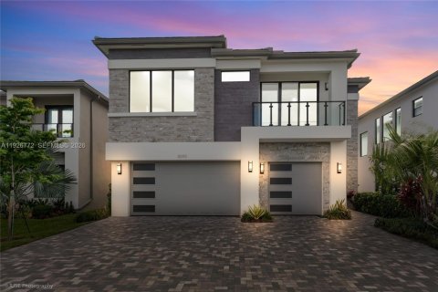 House in Boca Raton, Florida 5 bedrooms, 339.93 sq.m. № 2091189
