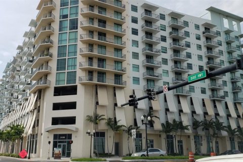 Condo in Hollywood, Florida, 1 bedroom  № 1971416 - photo 1