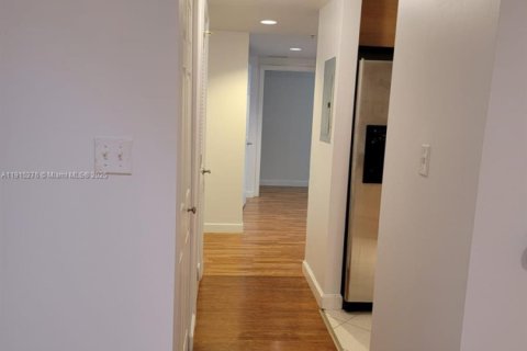 Condo in Hollywood, Florida, 1 bedroom  № 1971416 - photo 16