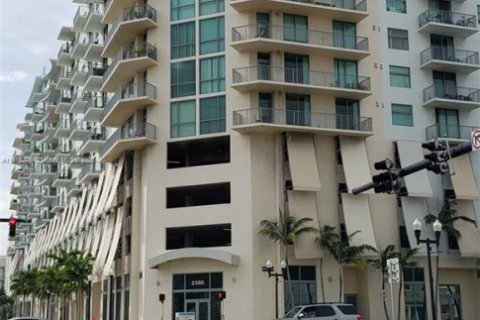 Condo in Hollywood, Florida, 1 bedroom  № 1971416 - photo 4