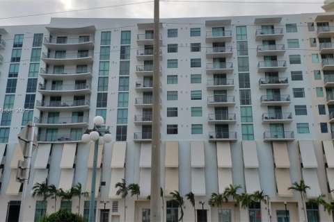 Condo in Hollywood, Florida, 1 bedroom  № 1971416 - photo 2