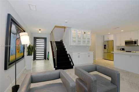 Townhouse in Miami, Florida 3 bedrooms, 192.31 sq.m. № 2067815 - photo 2