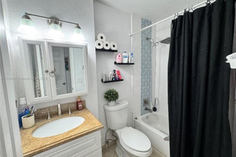 Villa ou maison à vendre à Deerfield Beach, Floride: 2 chambres, 95.32 m2 № 1697873 - photo 13