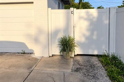 Commercial property in Tampa, Florida 156.26 sq.m. № 2420329 - photo 2