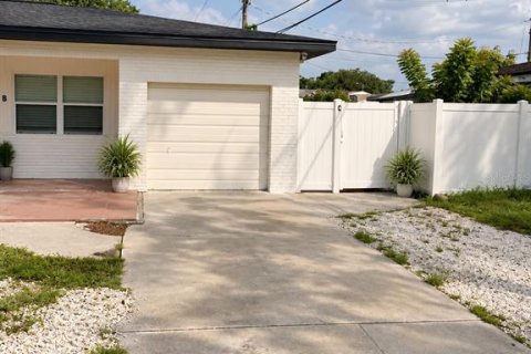 Commercial property in Tampa, Florida 156.26 sq.m. № 2420329