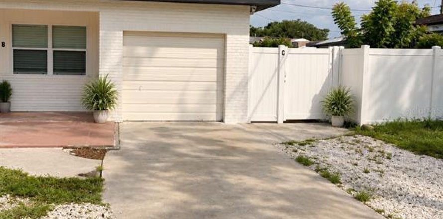 Commercial property in Tampa, Florida 156.26 sq.m. № 2420329