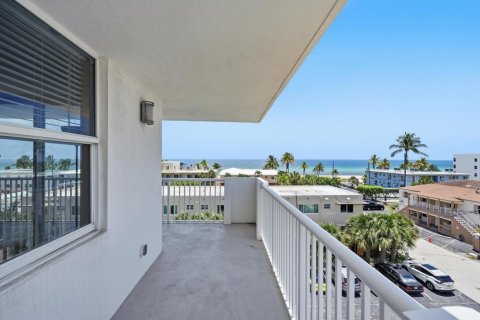 Condo in Hollywood, Florida, 2 bedrooms № 2173898 - photo 16