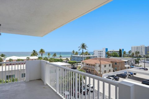 Condo in Hollywood, Florida, 2 bedrooms № 2173898 - photo 15