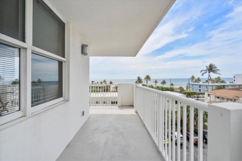 Condo in Hollywood, Florida, 2 bedrooms № 2173898 - photo 2