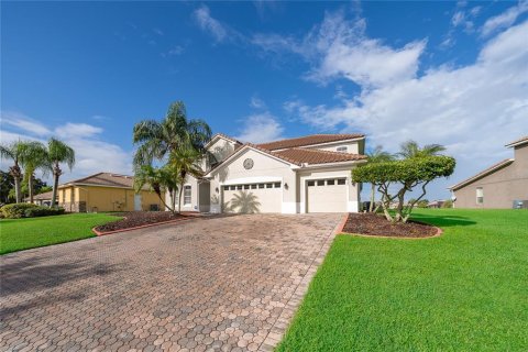 House in BELLALAGO in Kissimmee, Florida 6 bedrooms, 337.79 sq.m. № 2217569 - photo 2