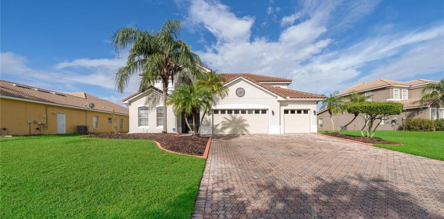 House in BELLALAGO in Kissimmee, Florida 6 bedrooms, 337.79 sq.m. № 2217569