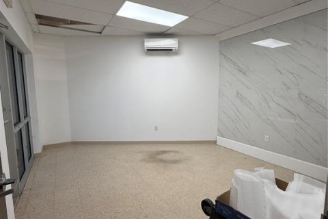 Propiedad comercial en alquiler en Palm Harbor, Florida, 460.42 m2 № 1901123 - foto 3